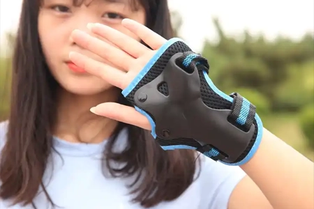 Protections sportives douces, confortables et épousant la forme